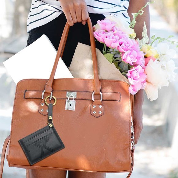 PLUSUS World's Thinnest Leather Wireless Charging Pad & Wallet Premium Gift Set - Picture 8 of 11